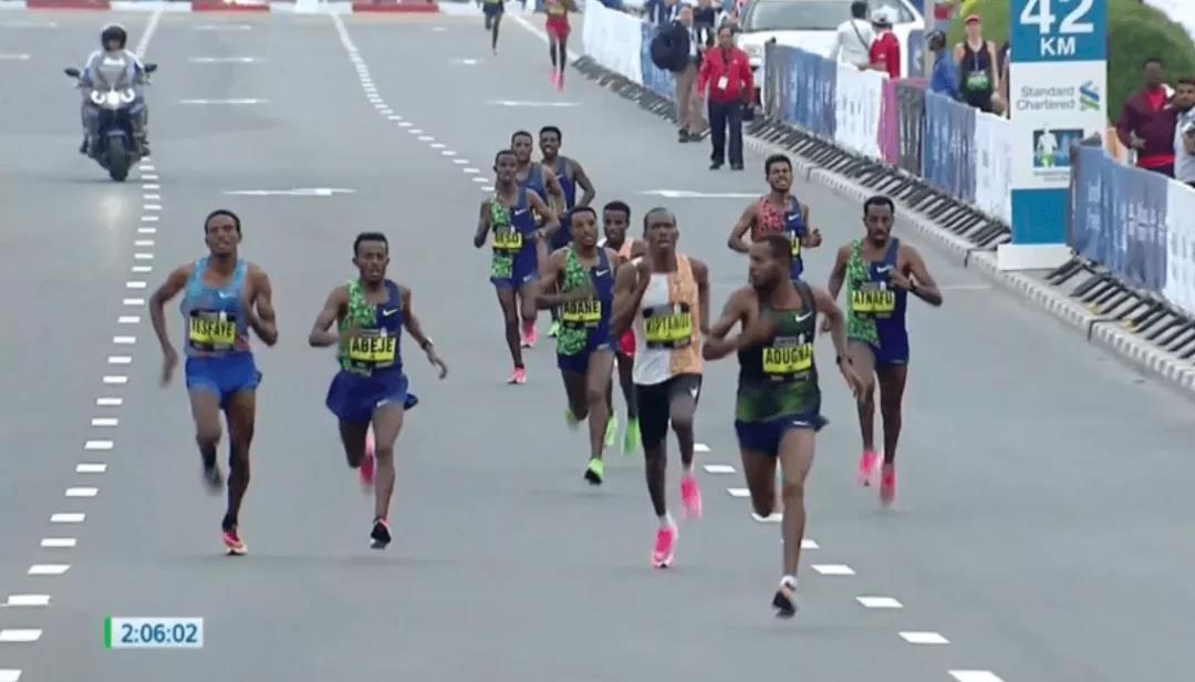 2020年的迪拜马拉松，最后800米12名选手冲刺角逐冠军 
